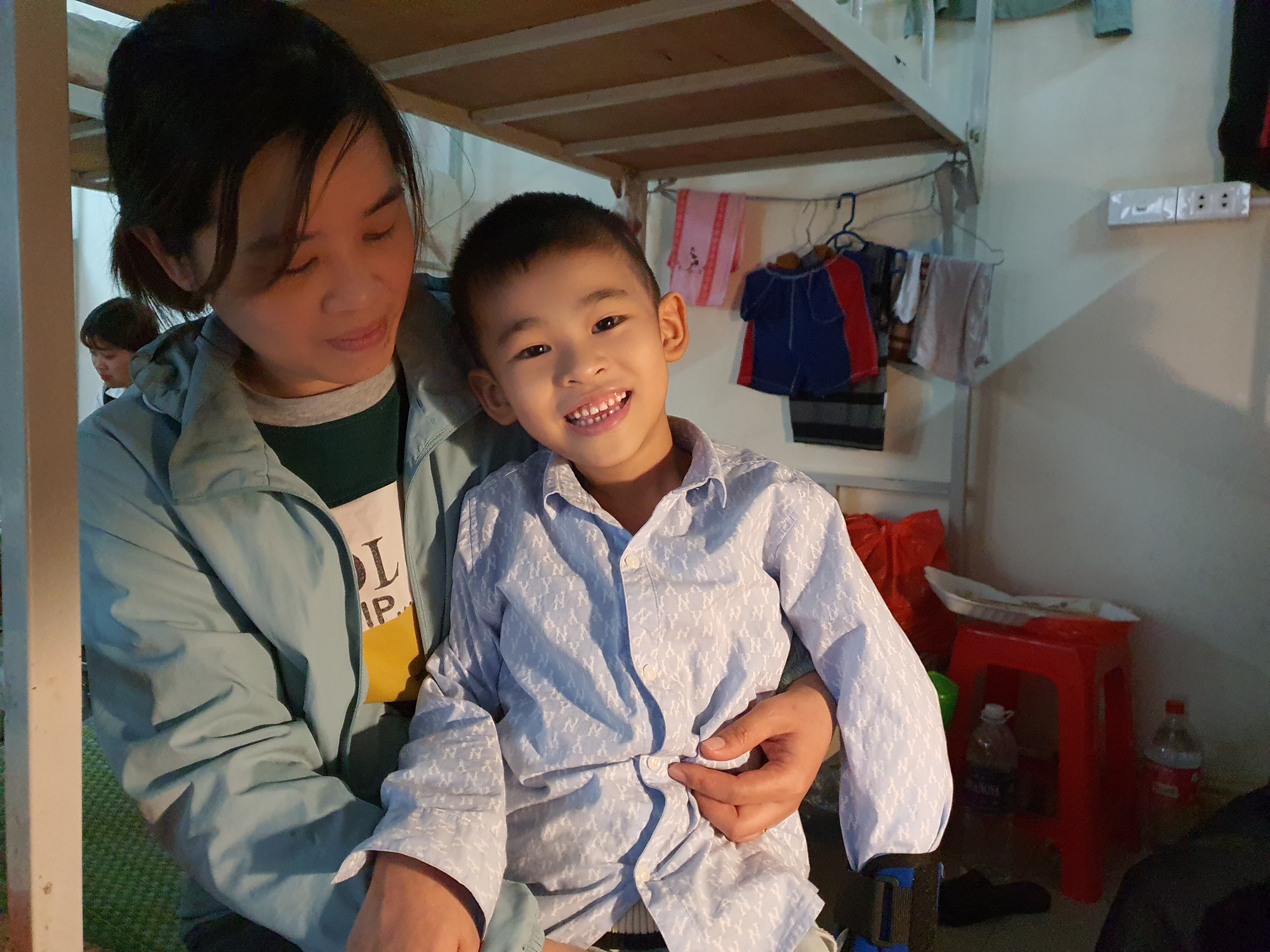 Cậu bé 6 tuổi bị công nông chèn tiếp tục được bạn đọc giúp đỡ sắp xuất viện - 3 Cậu bé 6 tuổi bị công nông chèn tiếp tục được bạn đọc giúp đỡ sắp xuất viện - 3