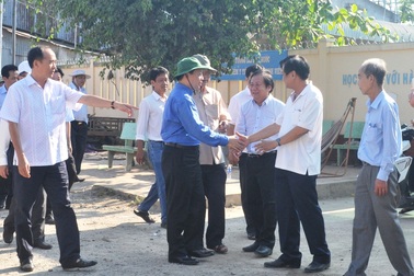 Hàng trăm người dân thoát nạn sụt lở nhờ cán bộ làm quên giờ hành chính