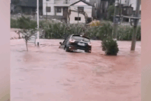 Tài xế thoát chết trong gang tấc khi chiếc xe bị nước lũ cuốn trôi