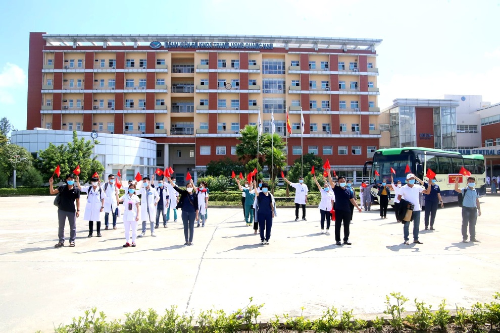 Đoàn y, bác sĩ Quảng Nam lên đường hỗ trợ TPHCM chống dịch Covid-19 - 1 Đoàn y, bác sĩ Quảng Nam lên đường hỗ trợ TPHCM chống dịch Covid-19 - 1
