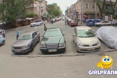 Hài hước trò đùa “xe hơi bị lấy cắp”