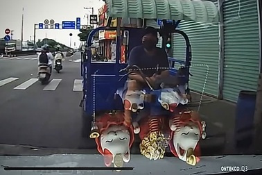 Tài xế xe ba gác chạy ngược chiều, chặn ô tô giữa đường ở TPHCM