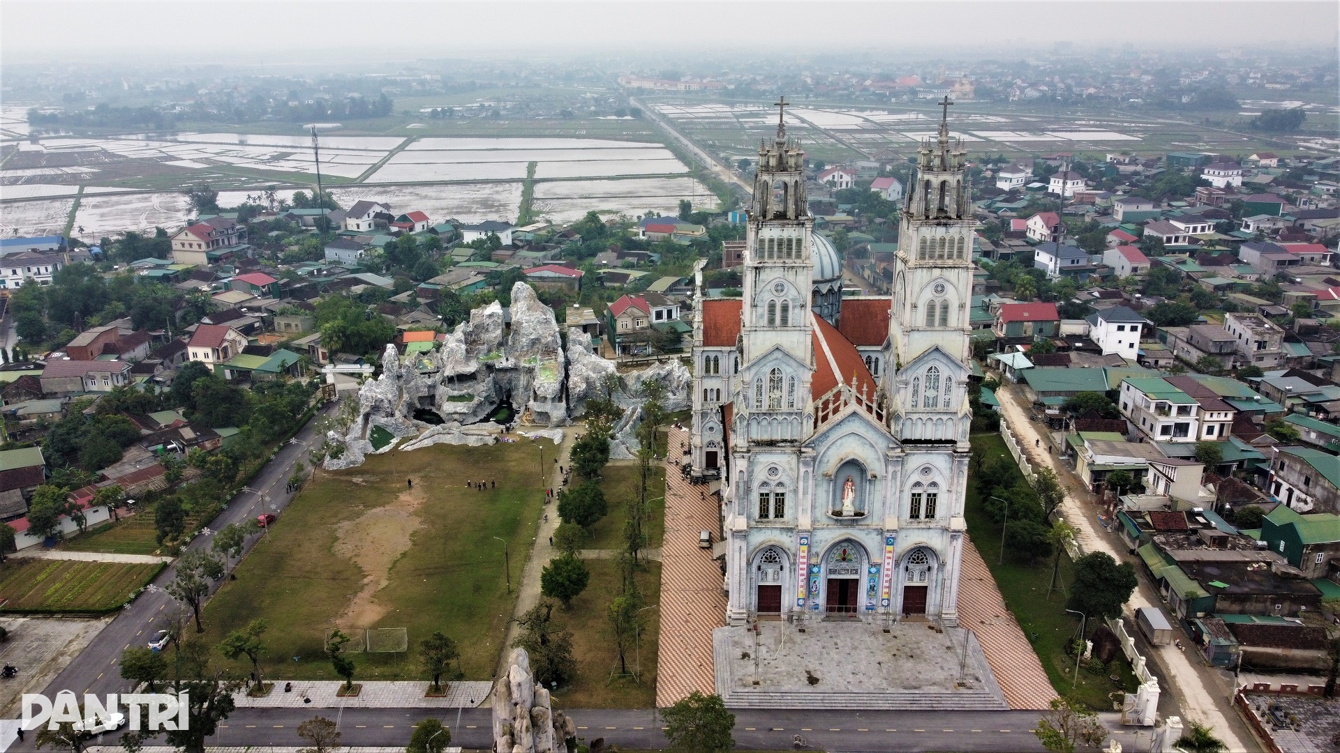 Độc đáo hang đá Giáng sinh khổng lồ làm từ hàng nghìn cây tre - 1 Độc đáo hang đá Giáng sinh khổng lồ làm từ hàng nghìn cây tre - 1