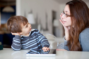 Bà có giúp gì nhà mình không mà phải chào bà?