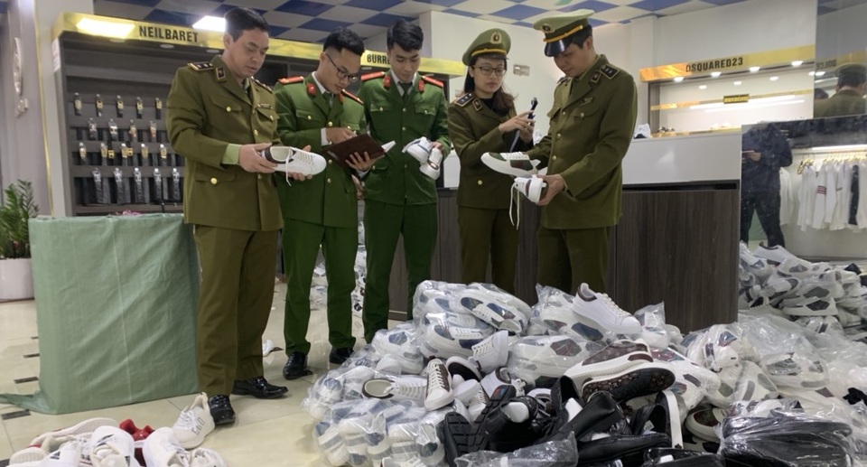 Truy quét chuỗi AE Shop ở nhiều tỉnh, thu giữ số lượng lớn hàng hiệu dởm - 1 Truy quét chuỗi AE Shop ở nhiều tỉnh, thu giữ số lượng lớn hàng hiệu dởm - 1