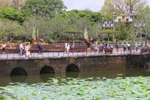 Rất nhiều người dân, du khách tham quan di tích Huế ngày 30/4