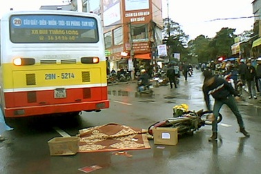 Hà Nội: Ngã ra đường, cô gái bị xe buýt cán tử vong
