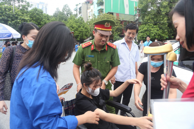Lực lượng Công an Hà Nội hỗ trợ thí sinh đến địa điểm thi tại quận Hà Đông.