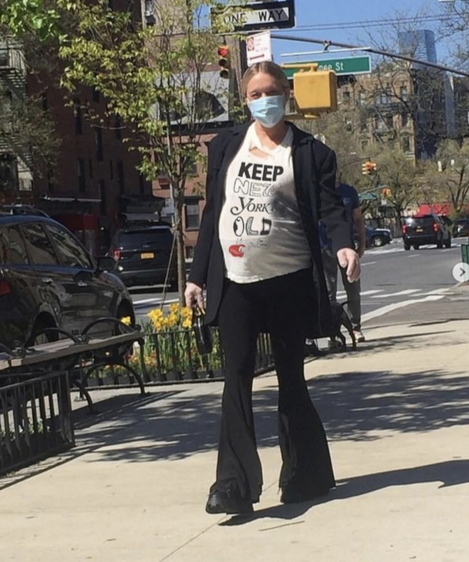 Nữ diễn viên 46 tuổi khoe bụng bầu trên phố - 7 Nữ diễn viên 46 tuổi khoe bụng bầu trên phố - 7