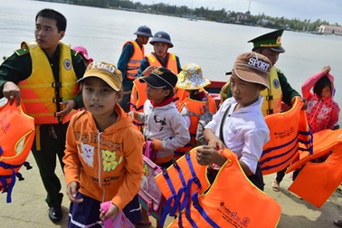 Ca nô biên phòng “cưỡi sóng” đưa học sinh đi học 