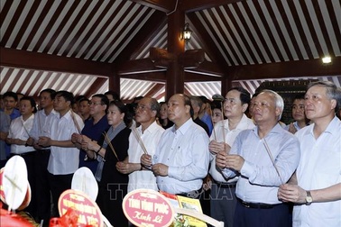 Thủ tướng, Chủ tịch Quốc hội dâng hương tưởng niệm Chủ tịch Hồ Chí Minh