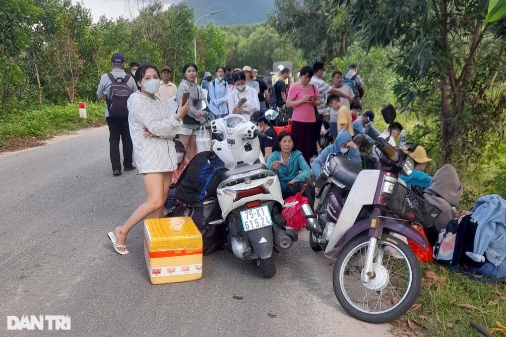 Tàu chở hơn 250 hành khách trật bánh tại Lăng Cô, má phanh văng ra ngoài - 3