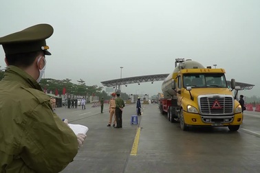 Hàng loạt xe tải buộc phải quay đầu xe tại cao tốc Hà Nội – Hải Phòng