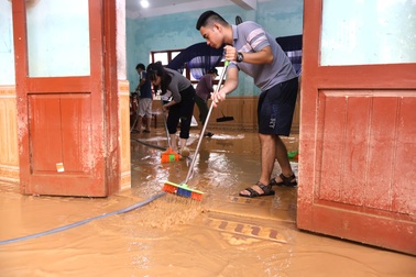 Nhà giáo viên ngập đến mái, trường học đầy sình lầy, hư hại nặng sau lũ