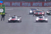 Trọng tài cầm cờ suýt gặp tai nạn chết người trên đường đua Le Mans