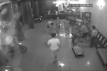 Giang hồ đánh bầm dập chủ quán karaoke