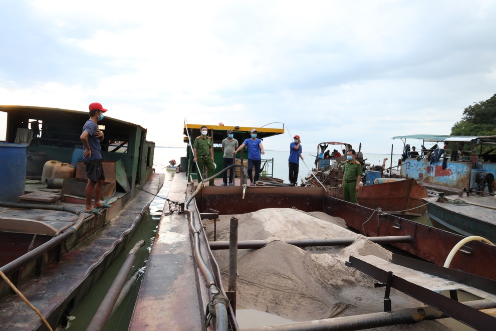 Lợi dụng dịch, 5 tàu sắt ngang nhiên ra hồ Dầu Tiếng hút cát lậu - 1 Lợi dụng dịch, 5 tàu sắt ngang nhiên ra hồ Dầu Tiếng hút cát lậu - 1