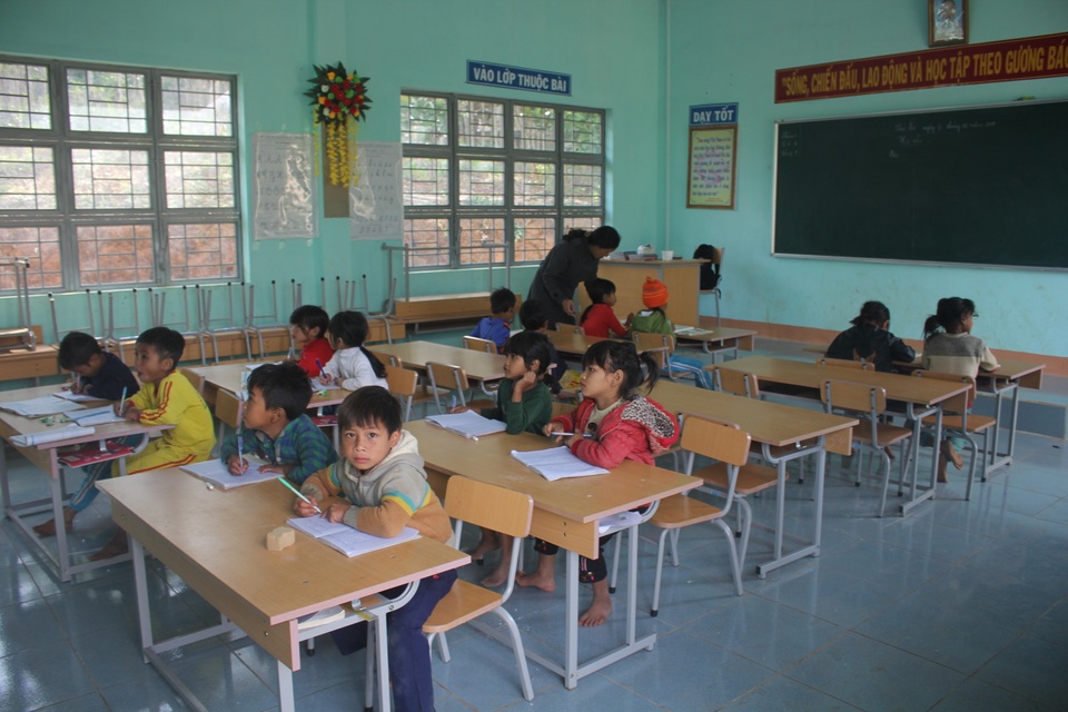 Thầy cô vượt “cổng trời” đi “gieo chữ” cho học sinh vùng cao - 9 Thầy cô vượt “cổng trời” đi “gieo chữ” cho học sinh vùng cao - 9
