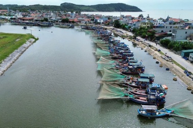 Tháo dỡ gần 400 lồng bè trái phép tại cảng cá Thanh Hóa