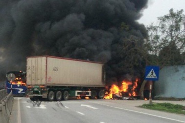 Hai xe ô tô bốc cháy ngùn ngụt sau cú va chạm