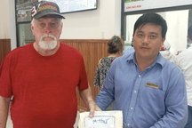 Nhân viên đường sắt trao trả ví tiền cho khách Tây