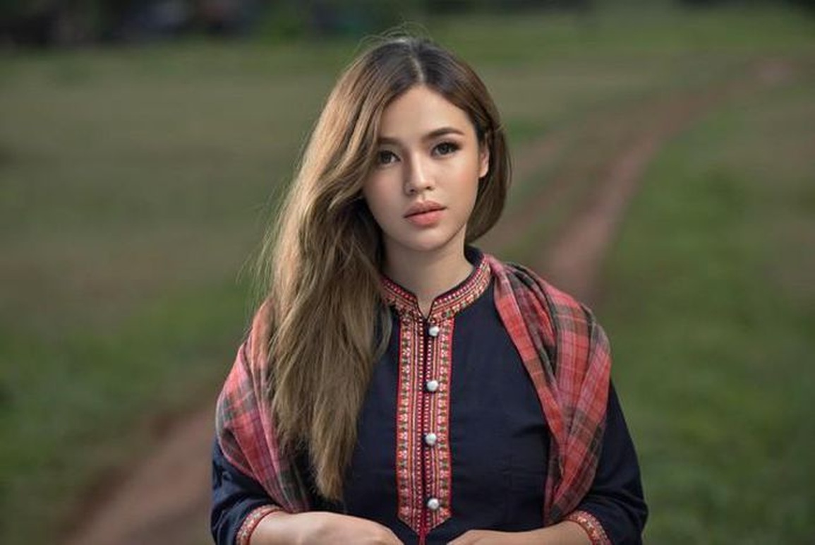 Nữ đại gia trẻ tuổi, xinh đẹp, giúp bóng đá Lào thay da đổi thịt - 4