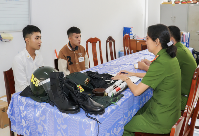 Cơ quan Công an làm việc với Nguyễn Hải Đương (áo trắng) và Nguyễn Văn Phúc. (Ảnh: CA Vĩnh Long).