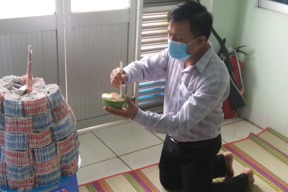 Không thể về chịu tang cha, bác sĩ bái vọng từ bệnh viện dã chiến - 2 Không thể về chịu tang cha, bác sĩ bái vọng từ bệnh viện dã chiến - 2