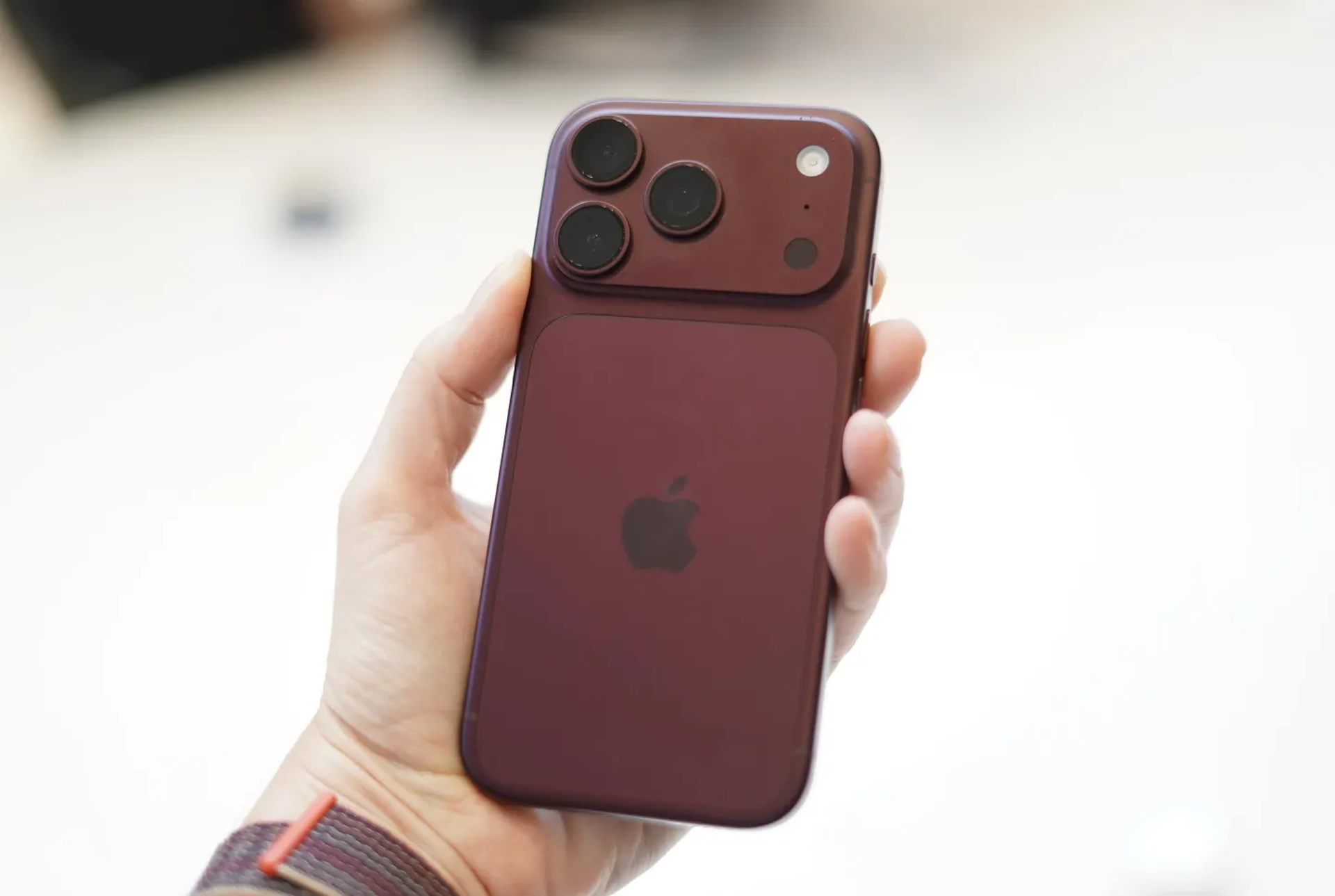 Trên tay iPhone 18 Pro - Thiết kế cũ, màu sắc mới - 2 Trên tay iPhone 18 Pro - Thiết kế cũ, màu sắc mới - 2