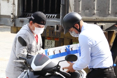 Học sinh lớp 7 phụ giúp mẹ bán vải thiều, chia sẻ với nhà nông Bắc Giang