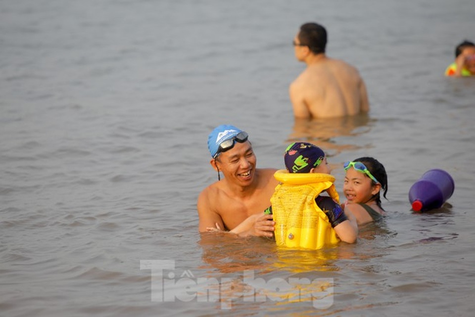 Bãi biển tự phát khổng lồ ngay dưới chân cầu Thăng Long - 13 Bãi biển tự phát khổng lồ ngay dưới chân cầu Thăng Long - 13