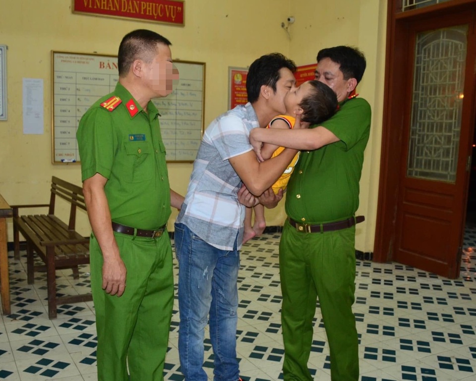 Lộ mặt nữ quái bắt cóc bé 2 tuổi ở Bắc Ninh đưa về Tuyên Quang - 2 Lộ mặt nữ quái bắt cóc bé 2 tuổi ở Bắc Ninh đưa về Tuyên Quang - 2