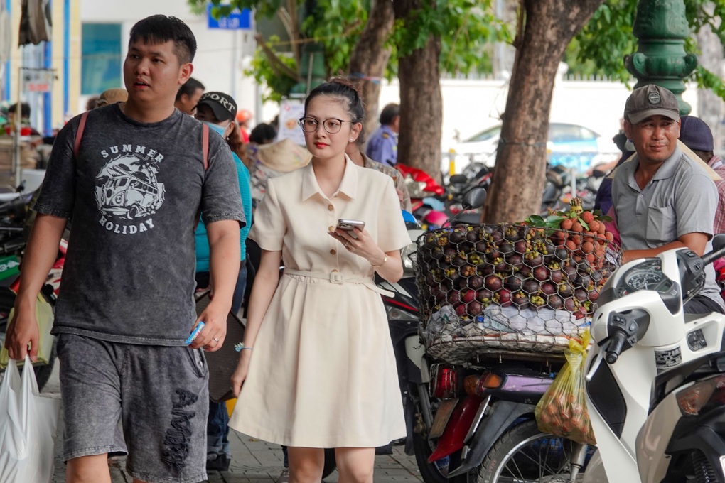 Vừa nghe đề án thu phí vỉa hè, tiểu thương hét lớn: Chắc tôi trốn luôn - 4 Vừa nghe đề án thu phí vỉa hè, tiểu thương hét lớn: Chắc tôi trốn luôn - 4