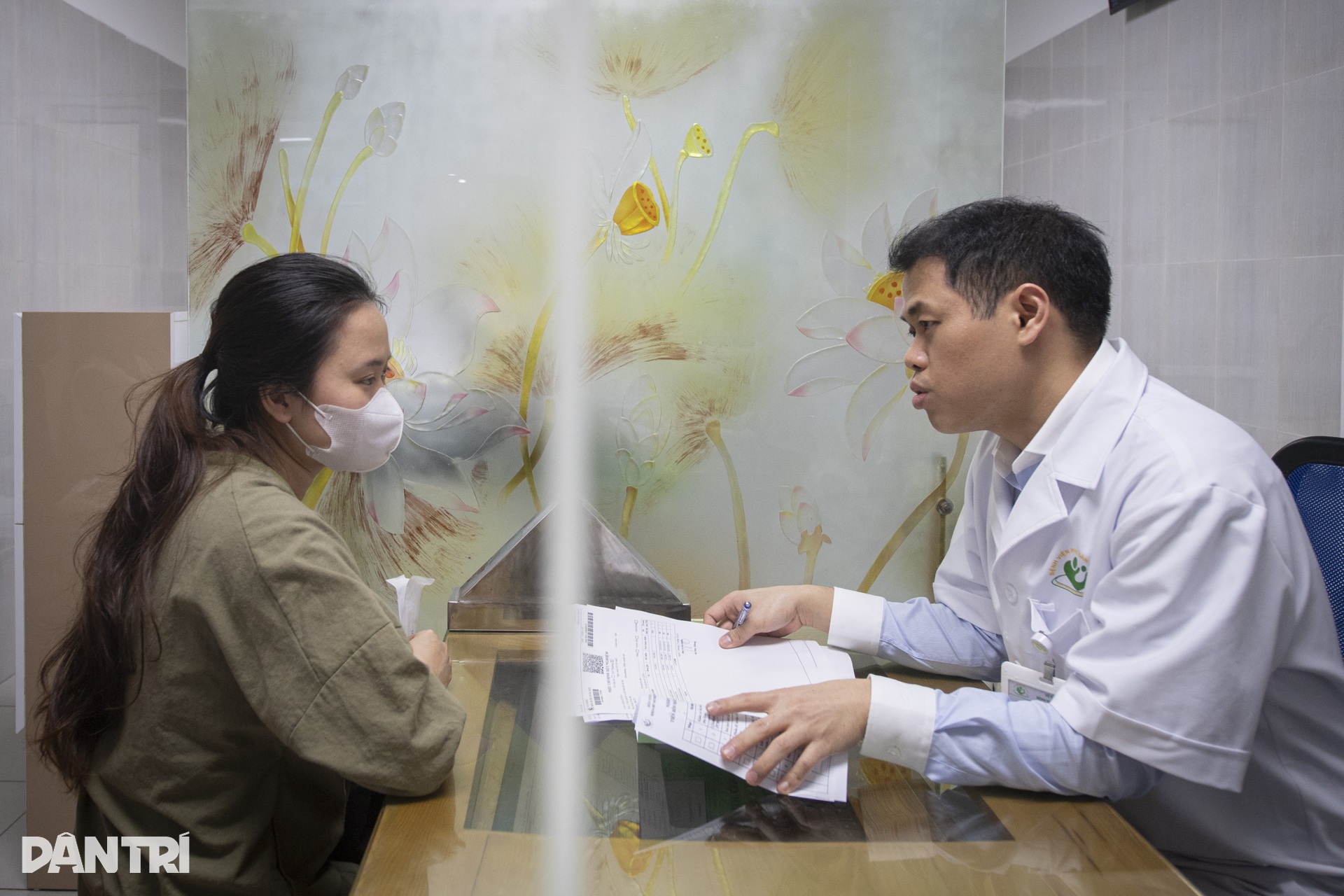 Bác sĩ sản chạy hết công suất vì cơn sốt rồng vàng - 4 Bác sĩ sản chạy hết công suất vì cơn sốt rồng vàng - 4