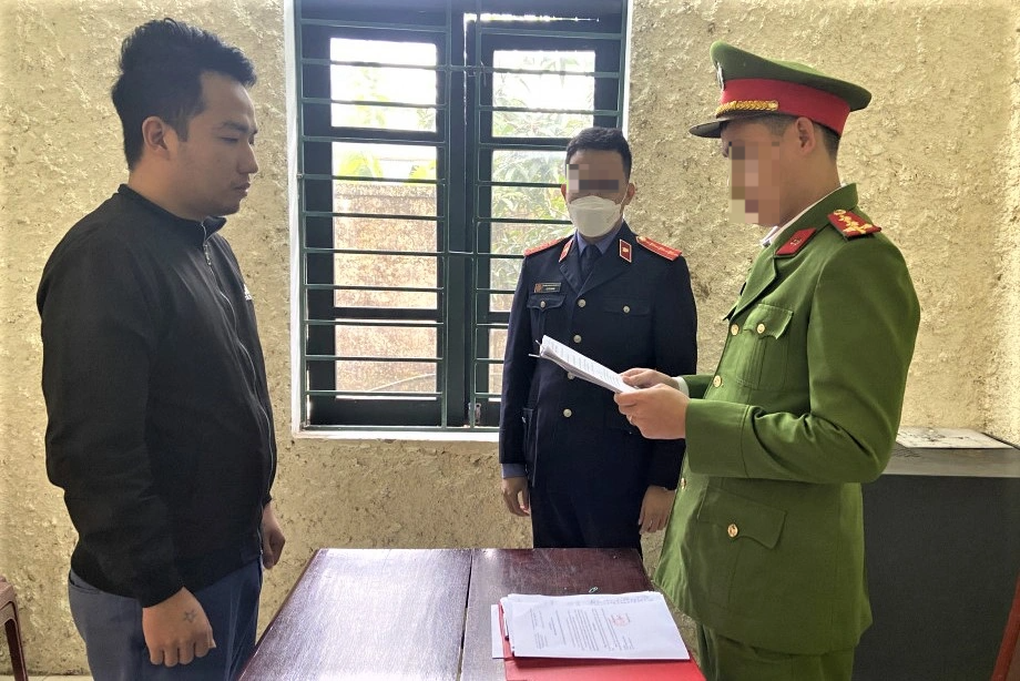 Mải dùng điện thoại khi lái xe, tài xế ô tô tông chết người đi xe đạp - 1 Mải dùng điện thoại khi lái xe, tài xế ô tô tông chết người đi xe đạp - 1