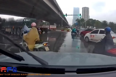 Người đi xe máy suýt trả giá đắt vì giành đường với xe đầu kéo