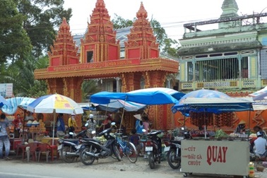 Bán chuột quay, cá khô ngay trước... cổng chùa