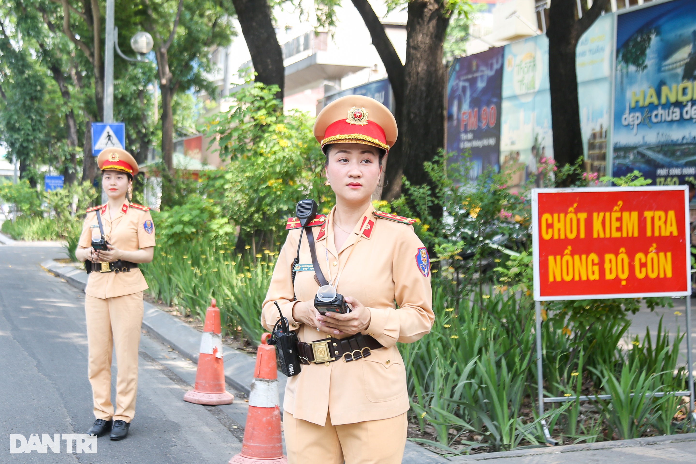 Các tài xế vui vẻ, đỡ áp lực khi nữ CSGT kiểm tra nồng độ cồn - 1 Các tài xế vui vẻ, đỡ áp lực khi nữ CSGT kiểm tra nồng độ cồn - 1