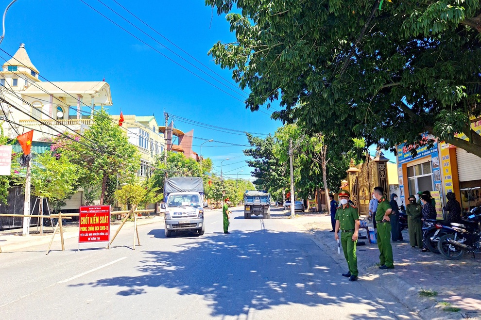 Chốt kiểm tra của UBND phường Đông Vĩnh trên con đường Nguyễn Trường Tộ - huyết mạch giao thông nối với các khu công nghiệp vùng ven thành phố Vinh. Chốt kiểm tra của UBND phường Đông Vĩnh trên con đường Nguyễn Trường Tộ - huyết mạch giao thông nối với các khu công nghiệp vùng ven thành phố Vinh.