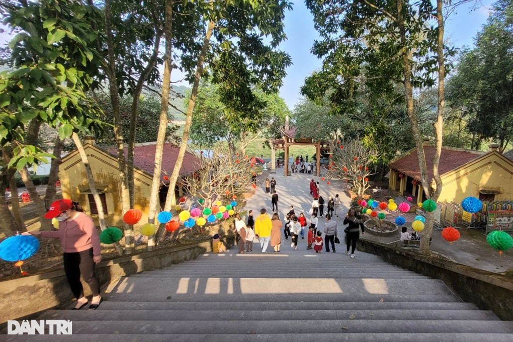 Hàng nghìn du khách lên rừng cầu may ngày đầu năm mới - 6 Hàng nghìn du khách lên rừng cầu may ngày đầu năm mới - 6