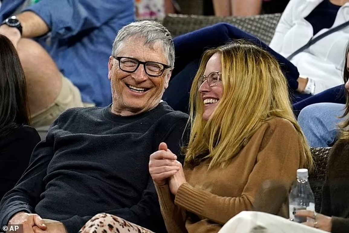 Bất ngờ với biểu cảm của tỷ phú Bill Gates khi đi với nhóm bạn nữ - 3 Bất ngờ với biểu cảm của tỷ phú Bill Gates khi đi với nhóm bạn nữ - 3