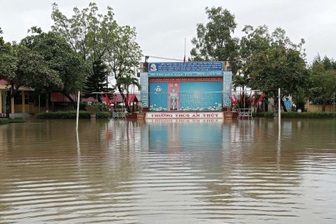 Hàng chục nghìn học sinh Hà Tĩnh, Quảng Trị tạm dừng đến trường do mưa lũ
