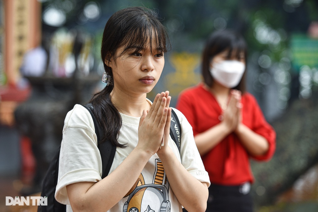 Mưa lớn kéo dài, Phủ Tây Hồ Hà Nội vắng vẻ trong ngày rằm tháng 7 - 6 Mưa lớn kéo dài, Phủ Tây Hồ Hà Nội vắng vẻ trong ngày rằm tháng 7 - 6