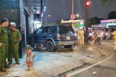 Ô tô tông 7 xe máy ở Sài Gòn, 4 người bị thương