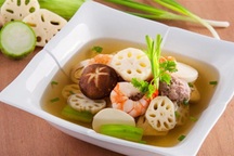 Đổi vị bữa cơm với món canh nấm hương nấu củ sen