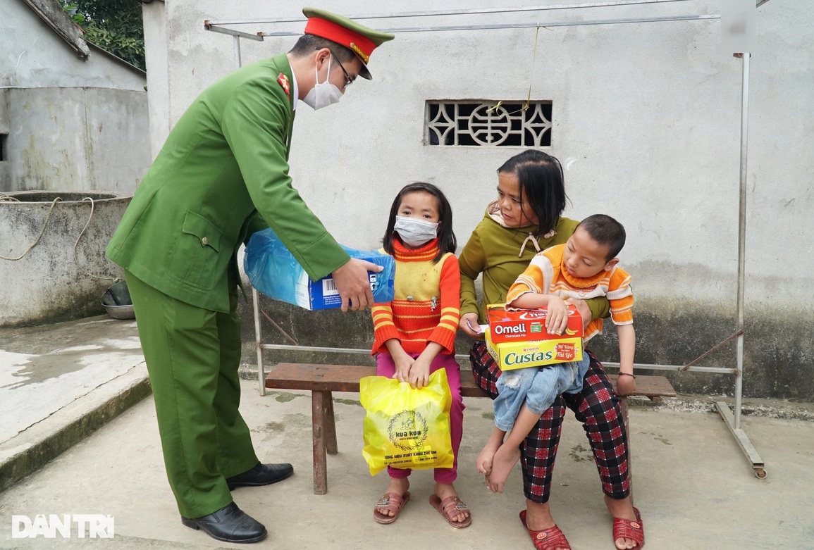 Được mọi người giúp đỡ, Tết này mẹ con em sướng nhất rồi - 2 Được mọi người giúp đỡ, Tết này mẹ con em sướng nhất rồi - 2