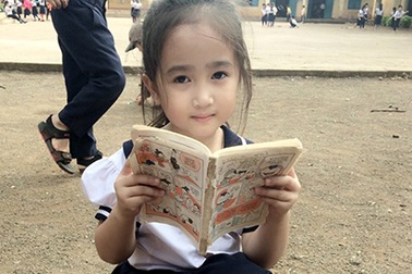 Cô bé tiểu học ở Đắk Lắk gây "sốt" mạng vì quá dễ thương