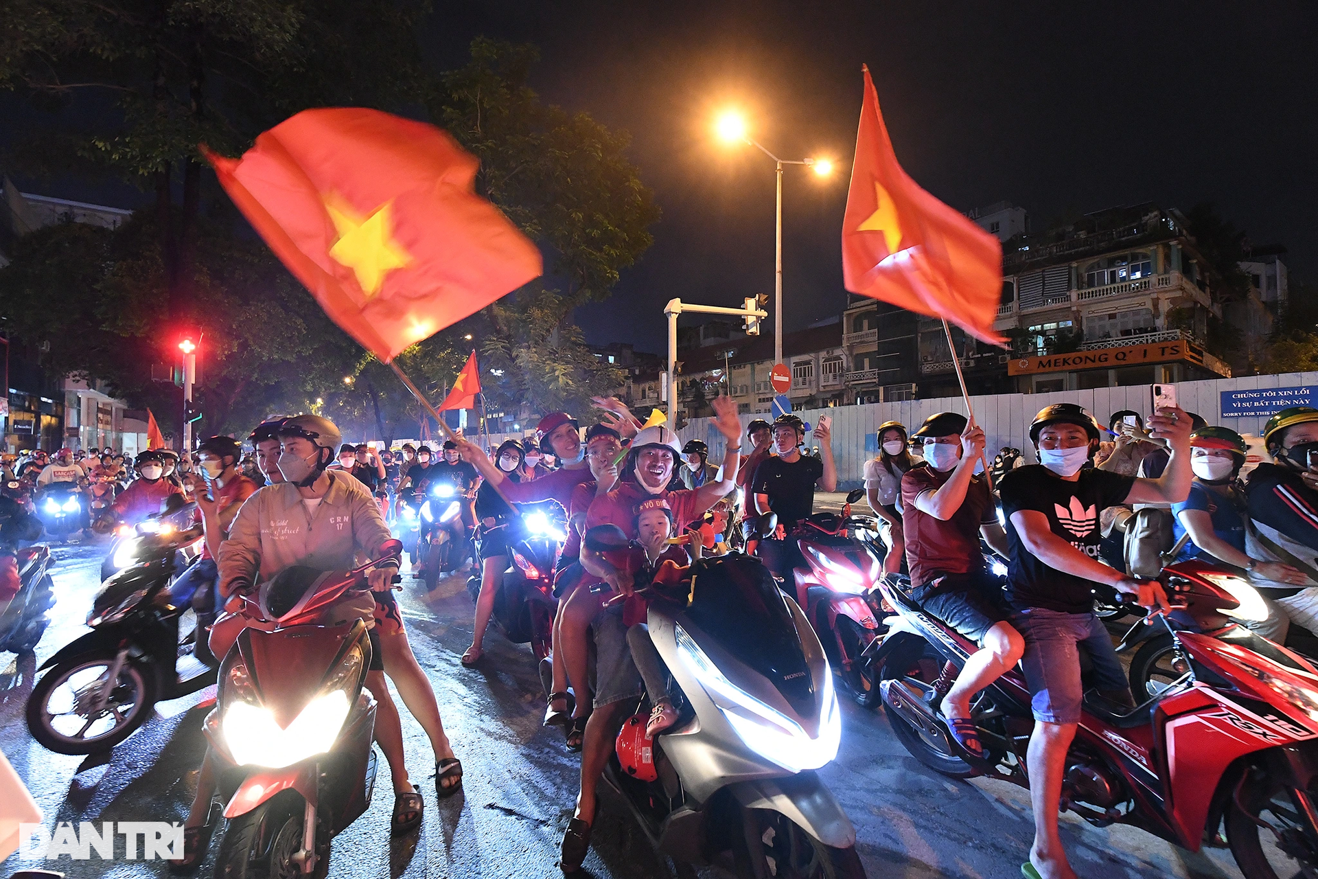 Hàng nghìn cổ động viên TPHCM đổ ra đường mừng U23 Việt Nam vào chung kết - 1 Hàng nghìn cổ động viên TPHCM đổ ra đường mừng U23 Việt Nam vào chung kết - 1