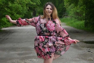 Thiếu nữ một chân đẩy tạ, leo núi...