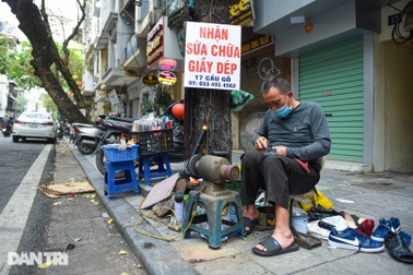Làm nghề "nhận đồ cũ, trả đồ mới", ông bố nuôi con thành y tá, diễn viên
